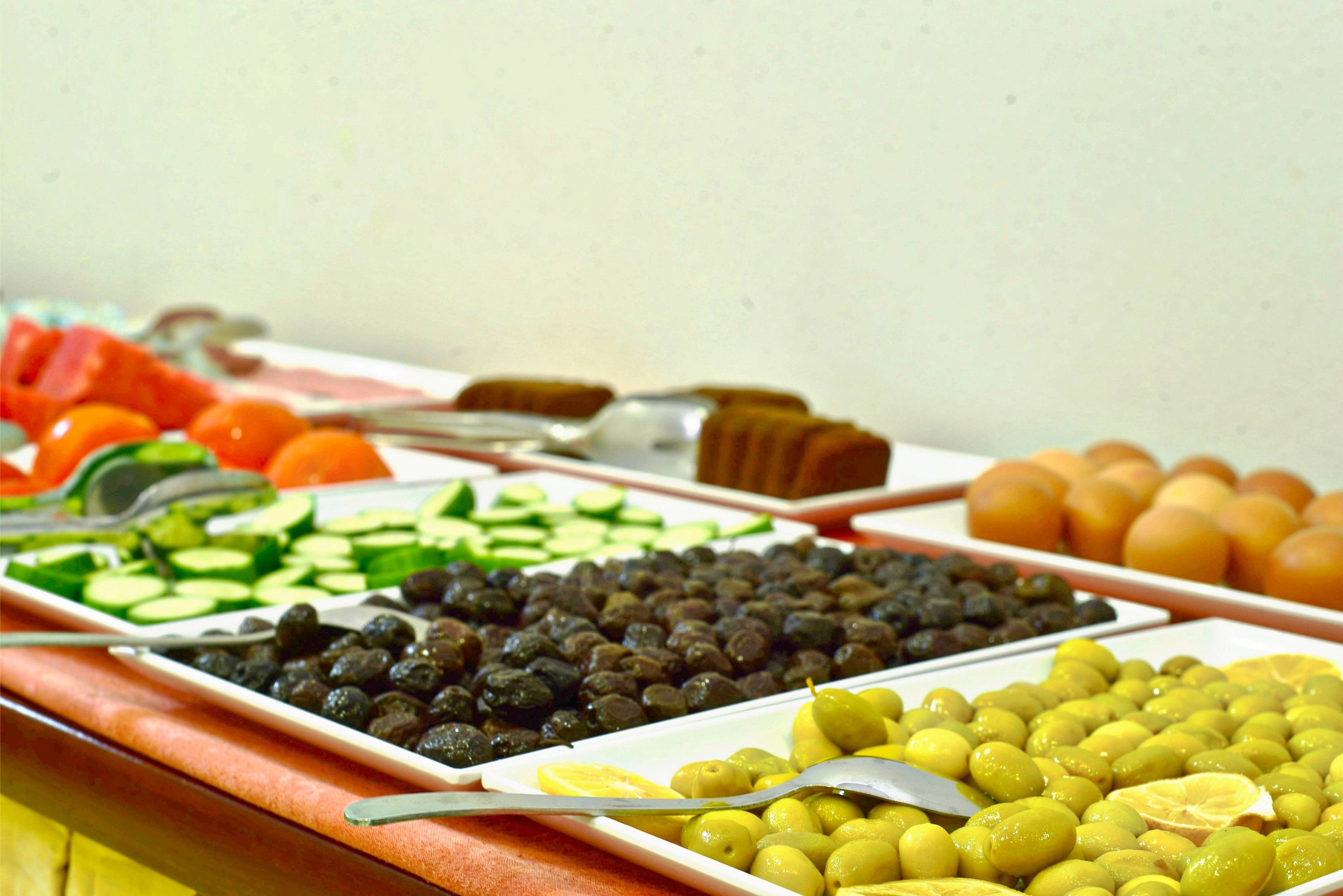 Açık büfe kahvaltı sunumu